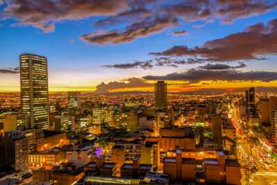 Bogotá se encuentra a una elevación promedio de 8,660 pies sobre el nivel del mar (2,640 metros) con una población de aproximadamente 8 millones de personas.
