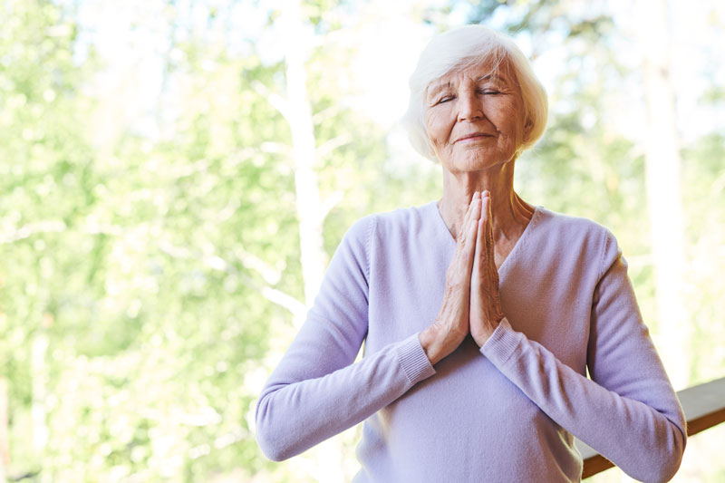 Para los padres y las personas mayores que se resisten a unirse al movimiento del yoga, vale la pena señalar que la meditación de atención plena puede retrasar el envejecimiento celular al proteger los telómeros.