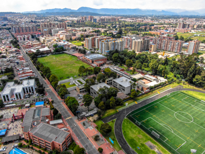 La mayoría de las escuelas internacionales privadas en Bogotá están ubicadas en el sector norte de la ciudad, y la ciudad tiene una población aproximada de 10,7 millones de habitantes.