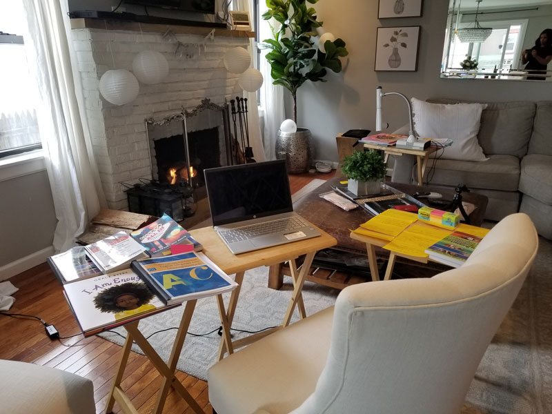 Mi sala de estar es mi nueva oficina donde me encuentro con colegas, familiares y amigos en Zoom.