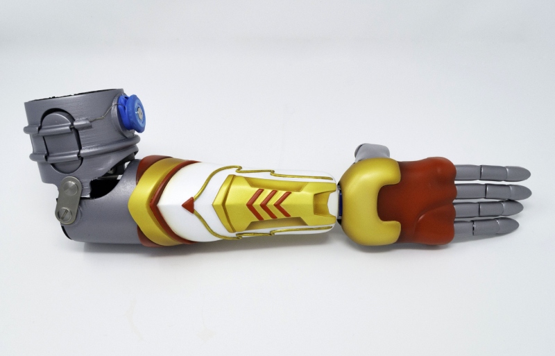 Una foto de Limbitless Solutions Bionic Limb con un esquema de color personalizado elegido por el niño.